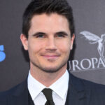 Robbie Amell photo