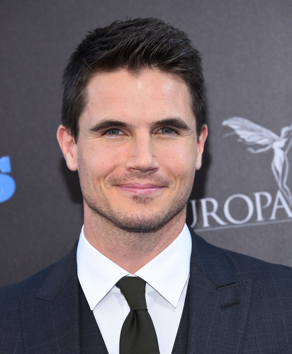 Robbie Amell photo