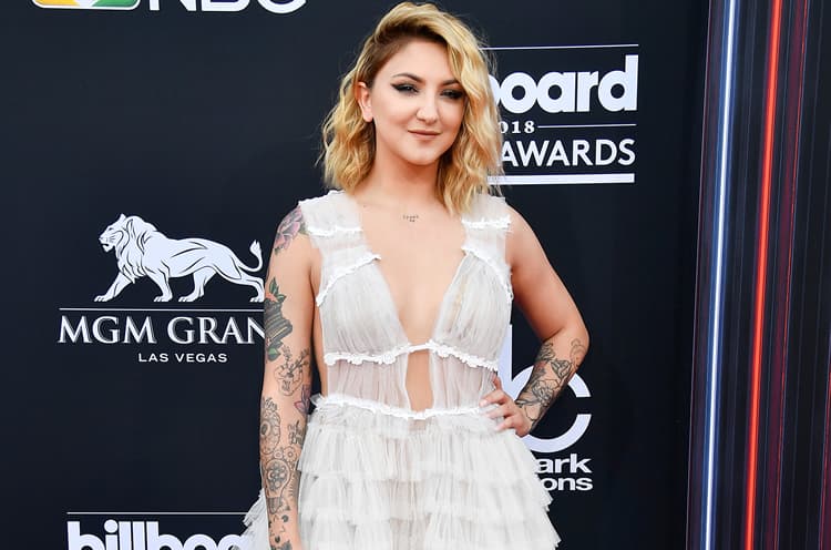 Julia Michaels Photo