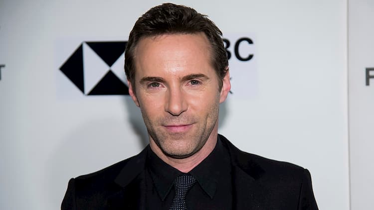 Alessandro Nivola.