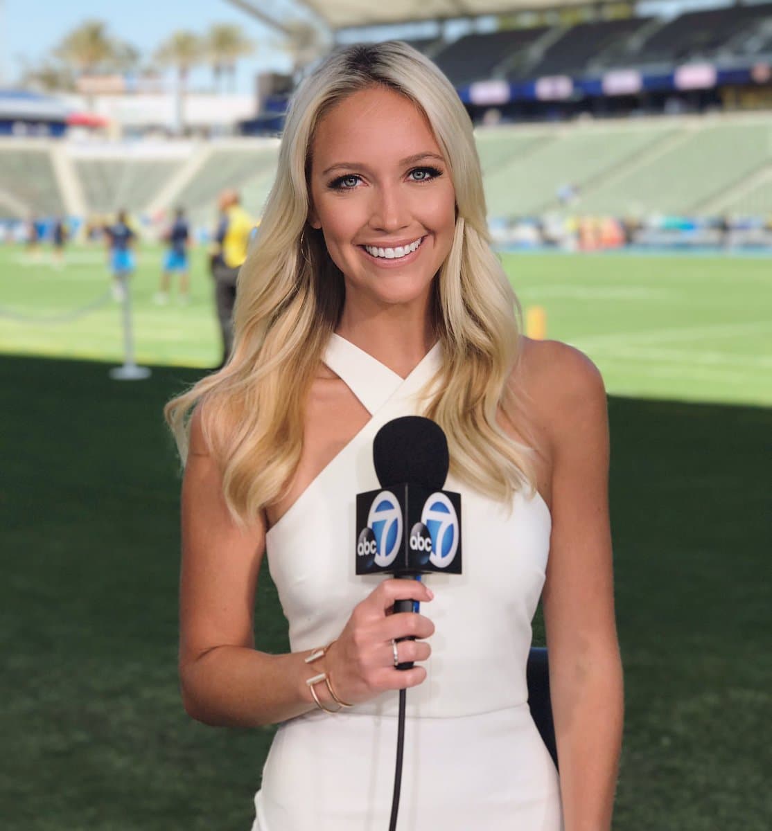 ashley-brewer-abc-bio-age-boyfriend-height-married-salary-net-worth-espn-and-instagram