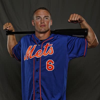 File:Brandon Nimmo points to sky after double, Aug 05 2022 (cropped).jpg -  Wikipedia