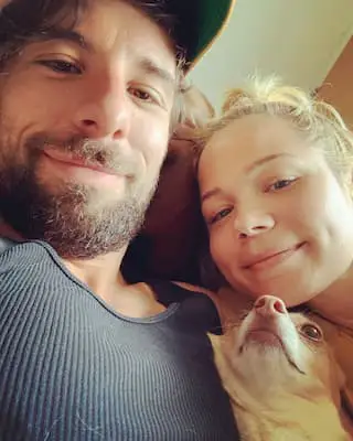 Lisa Schwartz together with her husband Jeff Galante and their dog Corny