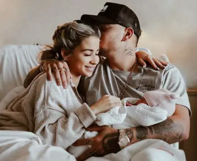 Kane Brown with his wife and daughter Photo