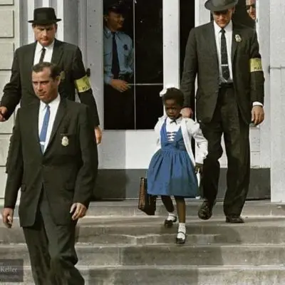 1954 garota rockwell corajosa racista eua enfrentou escorted troops