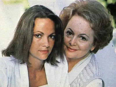 A photo of young Olivia de Havilland with her daughter Gisèle Galante
