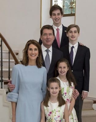 A family picture of Bill Hagerty', his Wife Chrissy Hagerty and children