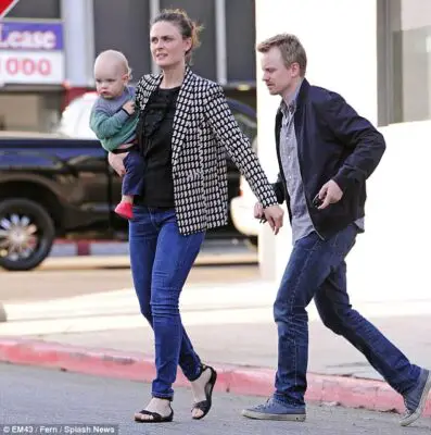 Young Calvin Hornsby with his Parents, Emily Deschanel(right) and David Hormsby(left).