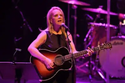 Mary Chapin Bio, Wiki, Age, Height, Family, Husband, Songs, Awards and Net Worth.