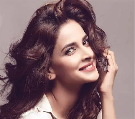 Saba Qamar Bio, Wiki, Age, Height, Boyfriend, Movies, Actress, and Net ...