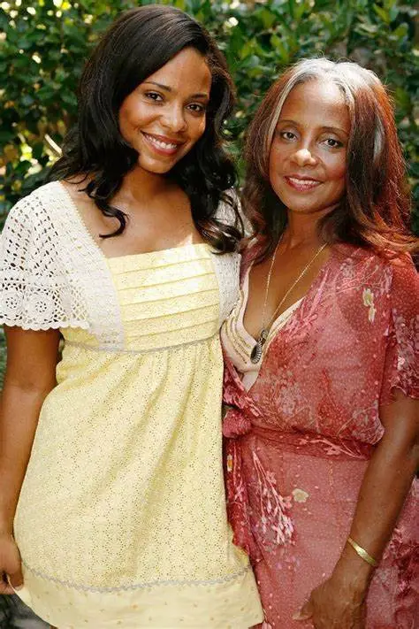 Photo of Eleanor McCoy with her daughter Sanaa Lathan